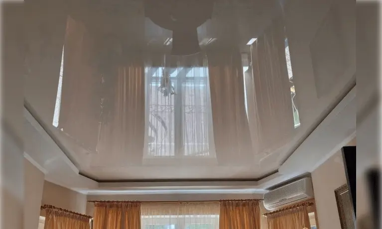 ელეგანტური ფრანგული ჭერი განათებით