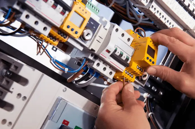 სუფთად მოწყობილი ელექტრო გამანაწილებელი ფარი