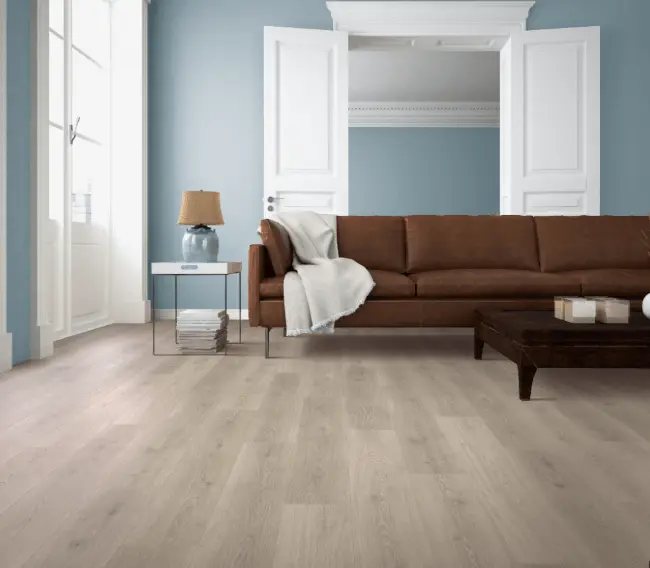 დასრულებული ლამინირებული იატაკი პლინტუსებით