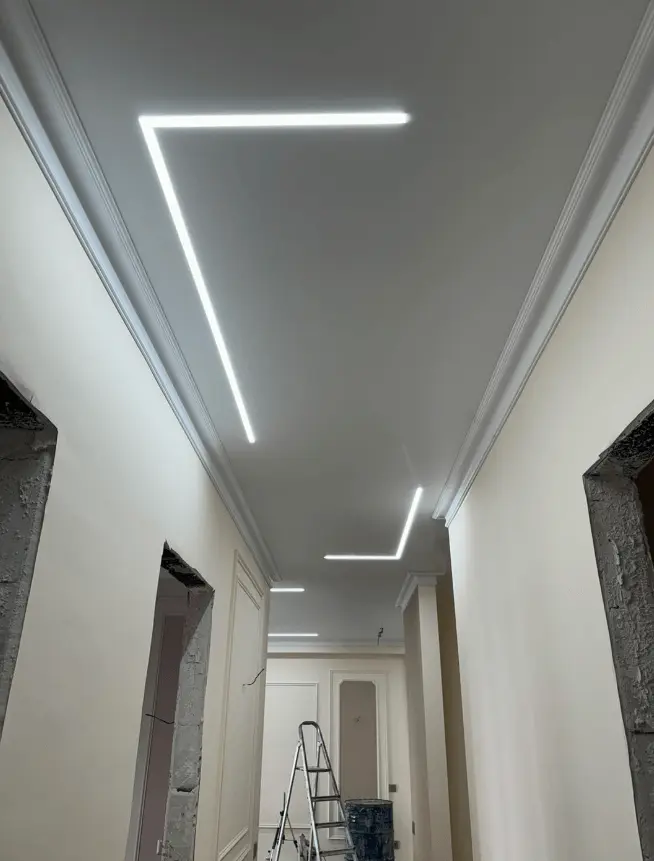 შავი პრიალა გასაჭიმი ჭერი წერტილოვანი განათებით